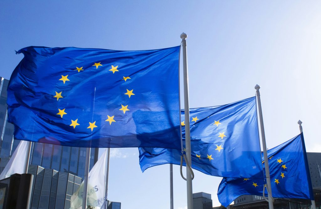 Bandera ondeando de la unión europea